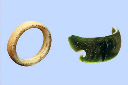 Кольцо-подвеска и фрагмент браслета, найденные в Денисовой пещере. Фото: предоставлено Институтом археологии и этнографии